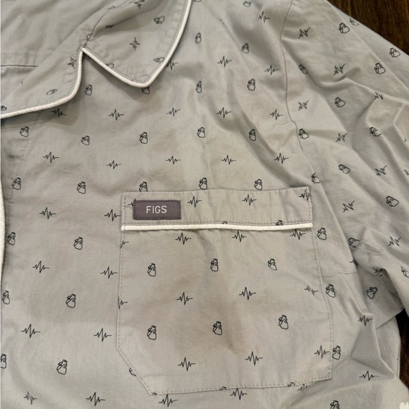 Figs Pajamas Set Grey Heartbeats Long Sleeve and Shorts size Large - Picture 5 of 15